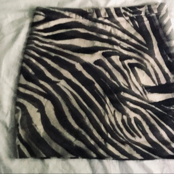 H&M WOMEN’S MINI SKIRT ZEBRA PRINT SIZE 6 - Picture 2 of 8